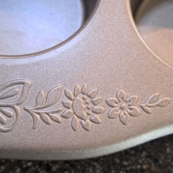 The Pioneer Woman 12-Cup Nonstick Aluminized Steel Muffin Pan Champagne - Picture 10 of 16